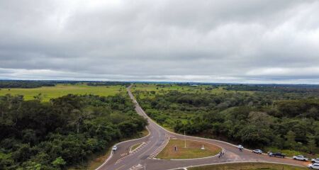 Agenda inclui a restaura&ccedil;&atilde;o de 114 quil&ocirc;metros da rodovia MS-384, amplia&ccedil;&atilde;o de escola estadual e capta&ccedil;&atilde;o de recursos do Mercosul para pavimenta&ccedil;&atilde;o