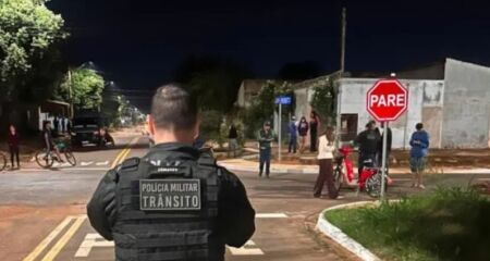 Motorista alegou escuridão na via, mas moradores contestam versão e apontam funcionamento normal da iluminação