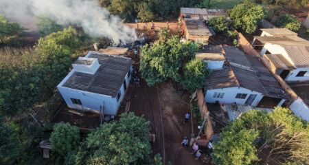 Chamas foram vistas de longe e se espalharam rapidamente