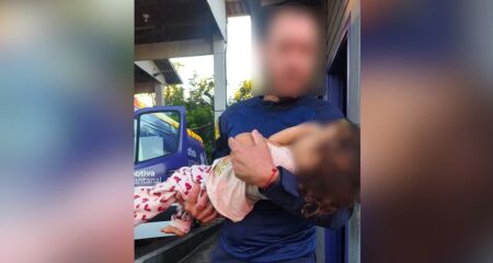 Pais da pequena teriam chegado em desespero no port&atilde;o da base