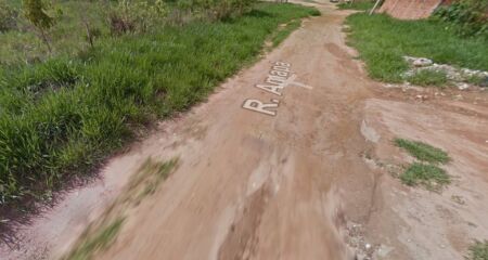 Homem tamb&eacute;m a amea&ccedil;ou de morte enquanto a segurava pelo pesco&ccedil;o