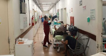 Uma das gr&aacute;vidas de alto risco, est&aacute; h&aacute; 3 dias esperando atendimento na unidade e sendo 'obrigada' a induzir o parto natural