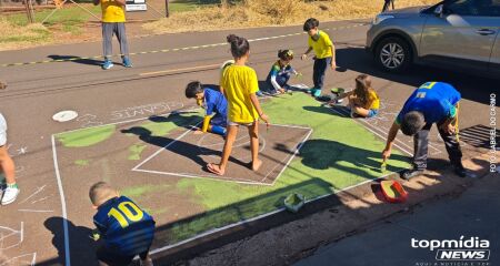 Para manter a tradi&ccedil;&atilde;o de inf&acirc;ncia, Dayanne Borges reuniu amigos e familiares para pintar a rua em frente &agrave; sua casa em conjunto 