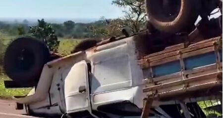 Ve&iacute;culo ficou com cabine destru&iacute;da; causas ainda s&atilde;o apuradas