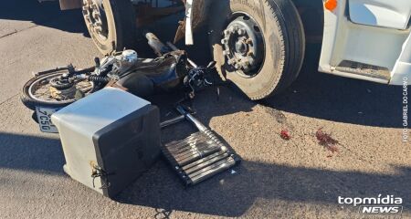 Motociclista tentou realizar manobra de ultrapassagem quando atingiu o ve&iacute;culo