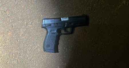 Com o jovem foram apreendidas uma arma de fogo e uma motocicleta com registro de furto