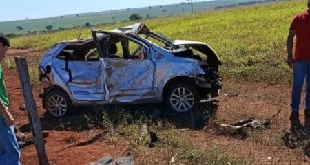Carro ficou completamente destru&iacute;do