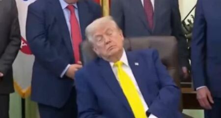 V&iacute;deo gravado no Sal&atilde;o Oval mostra presidente de olhos fechados durante falas de outras autoridades. Opositores ironizaram o epis&oacute;dio