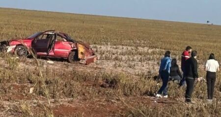 O ve&iacute;culo capotou v&aacute;rias vezes e ficou completamente destru&iacute;do