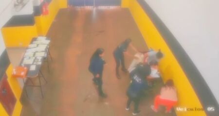 Ela estava fazendo uma visita na penitenci&aacute;ria e precisou de ajuda