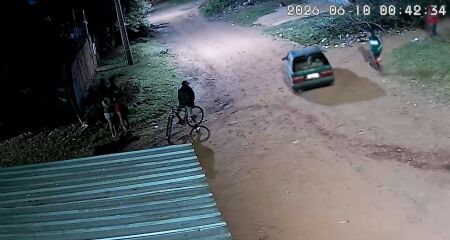 A v&iacute;tima foi atingida por facadas em frente &agrave; namorada; tr&ecirc;s suspeitos fugiram do local