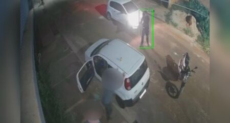 Jhonny Santana Souza chegou a correr para o lado da amiga, que estava acompanhada da crian&ccedil;a, que conseguiu escapar ilesa 