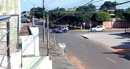 C&acirc;mera de seguran&ccedil;a mostra carro invadindo preferencial em acidente no Tiradentes (v&iacute;deo)