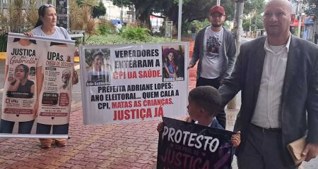 Sob chuva, fam&iacute;lias protestam por justi&ccedil;a ap&oacute;s mortes por neglig&ecirc;ncia na sa&uacute;de p&uacute;blica