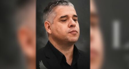 Homem de 47 anos trabalhava na movimentação do material quando a carga caiu sobre ele