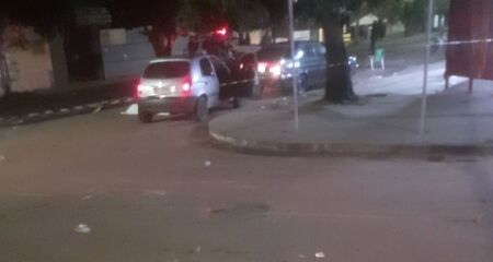 Motorista que teve carro atingido atirou na cabe&ccedil;a da v&iacute;tima; testemunhas depredaram o autom&oacute;vel abandonado pelo atirador