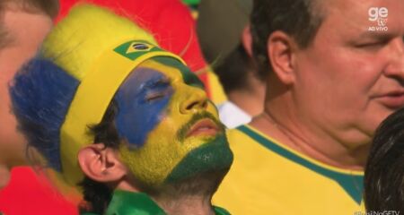 Imagens de Max Russi nas arquibancadas durante o Hino Nacional repercutiram nas redes sociais