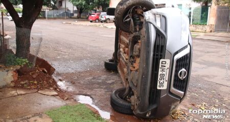 A v&iacute;tima afirma que "apagou" no momento em que tentava fazer uma convers&atilde;o e acordou com o carro capotado