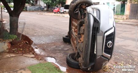 A v&iacute;tima afirma que "apagou" no momento em que tentava fazer uma convers&atilde;o e acordou com o carro capotado