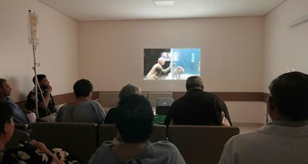 A iniciativa busca promover sess&otilde;es semanais de cinema seguidas de socializa&ccedil;&atilde;o e apoio psicol&oacute;gico, fortalecendo o bem-estar emocional e a esperan&ccedil;a durante o per&iacute;odo de interna&ccedil;&atilde;o hospitalar