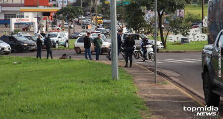 Motociclista de aplicativo afirma que foi fechado por caminhonete na rotat&oacute;ria 