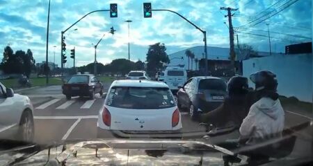 O condutor da caminhonete afirmou que levou ao impedir a fuga do motociclista após a batida
