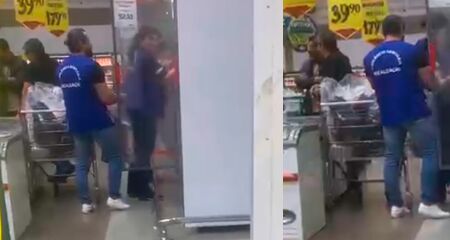 A movimentação incomum chamou a atenção de clientes que estavam no comércio