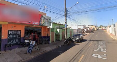 Vítima é proprietário do estabelecimento e estava manuseando arma no momento do tiro