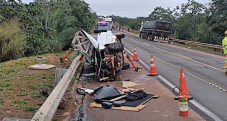 Batida entre Fiorino e carreta aconteceu entre Rio Verde e São Gabriel do Oeste