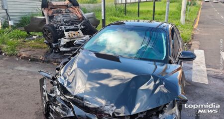 Corolla rodou na pista e parou na faixa contrária