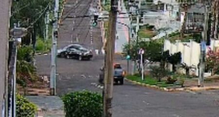 Parte frontal do carro ficou completamente destru&iacute;da