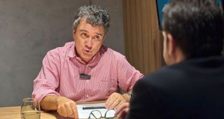 Cobrado por eleitores e por sua própria legenda, parlamentar explica que ausência no plenário foi causada por agenda em Brasília para buscar moradia para 200 famílias de ocupações irregulares