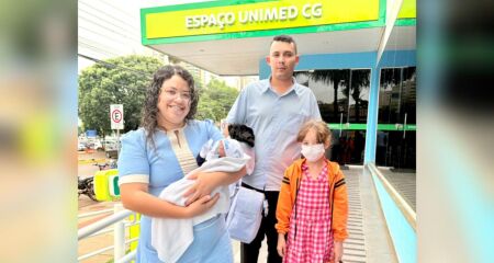 Mãe relembra susto após parto de emergência no dia 1º de maio; história marca primeiro ano de atendimento conjunto entre maternidade e cooperativa médica