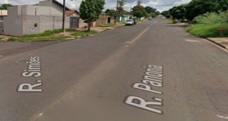 Motociclista foi atingido lateralmente no momento em que condutora tentava acessar rua do bairro