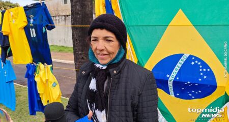 Mesmo enfrentando o frio intenso, os torcedores continuam atrás de itens da seleção