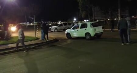 O menino andava de bicicleta el&eacute;trica quando foi surpreendido pelos disparos