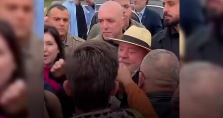 Lula &eacute; abra&ccedil;ado por pequeno grupo em Tr&ecirc;s Lagoas