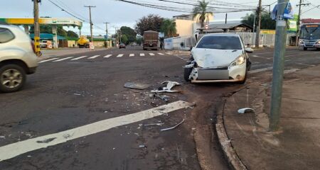 Homem fugiu depois do acidente e deixou carro no local