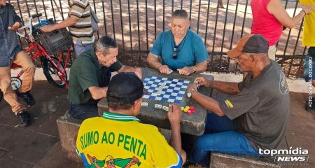 Jogadores com d&eacute;cadas de tradi&ccedil;&atilde;o se re&uacute;nem para passar o tempo, rever os amigos e manter vivo um passatempo sem apostas