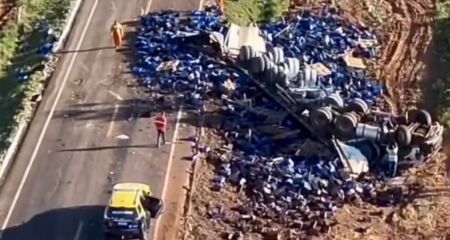 Carreta chegou a tombar às margens da rodovia e carga ficou espalhada