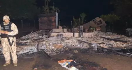 Os criminosos incendiaram a estrutura utilizando coquetéis molotov