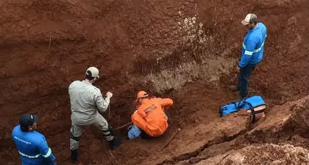 A vítima foi retirada do local pelas equipes do Corpo de Bombeiros, com auxílio de moradores e colegas