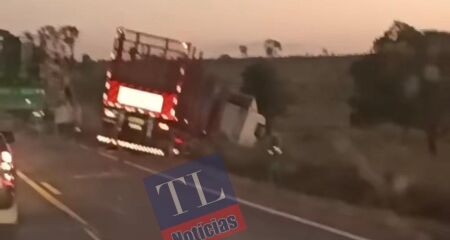 O trânsito ficou lento na região durante as primeiras horas após o acidente