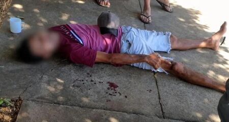 Vítima atacada pelo vizinho levou vários golpes de madeira pelo corpo
