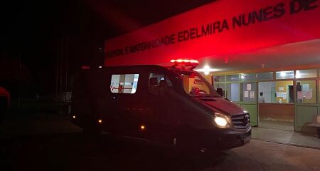 V&iacute;tima foi atingida por tr&ecirc;s disparos efetuados por trio em bicicletas el&eacute;tricas e precisou ser transferida para a Capital