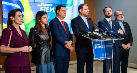 Camila esteve no palco durante coletiva de imprensa