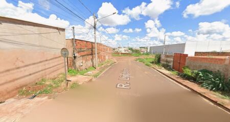 Homem, que estaria sob efeito de drogas, foi preso em rua pr&oacute;xima pela PM