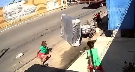 V&iacute;tima caminhava com o neto quando foi atingida. Motorista teria deixado o local sem prestar socorro