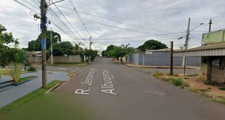 Câmeras do estabelecimento registraram suspeita recebendo a arma de um homem instantes antes do disparo; ninguém ficou ferido