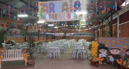 A partir das 14h, evento reúne famílias, ex-alunos e vizinhança para um encontro marcado por pratos típicos e brincadeiras tradicionais